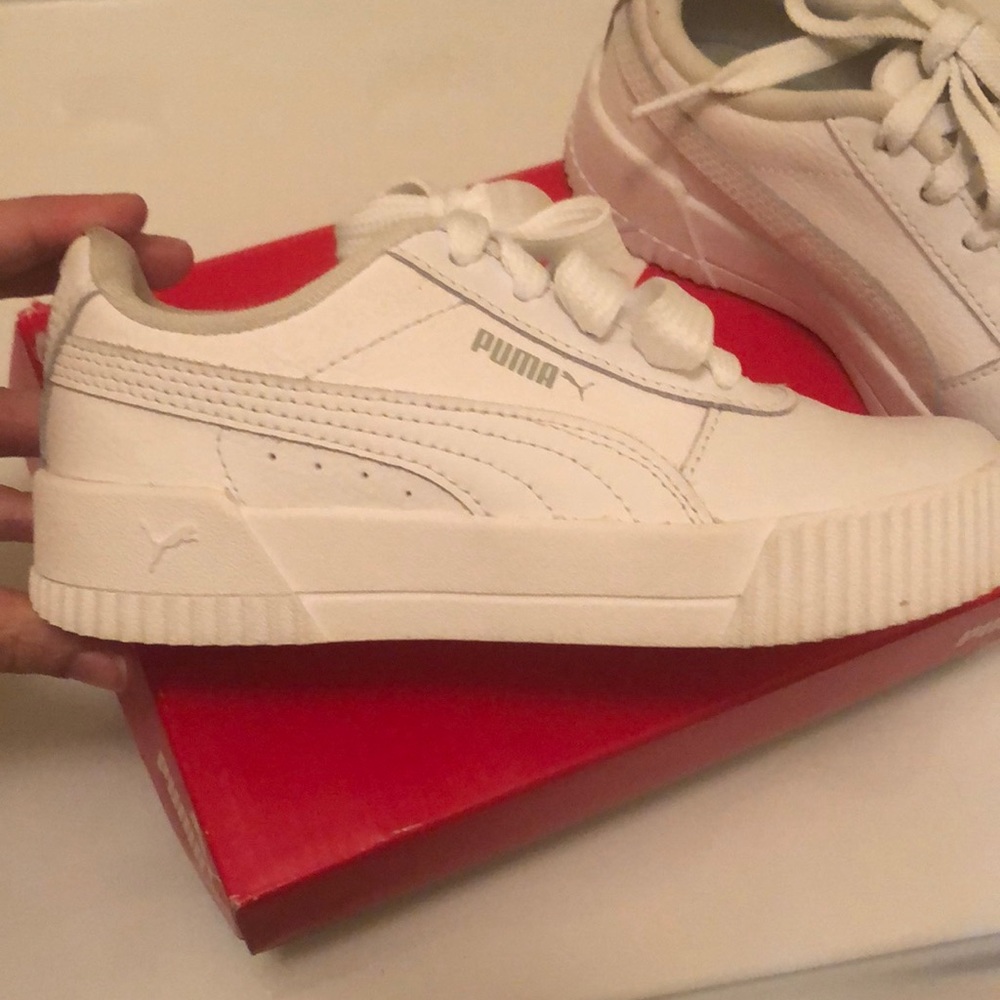 Girls Puma tennis shoes